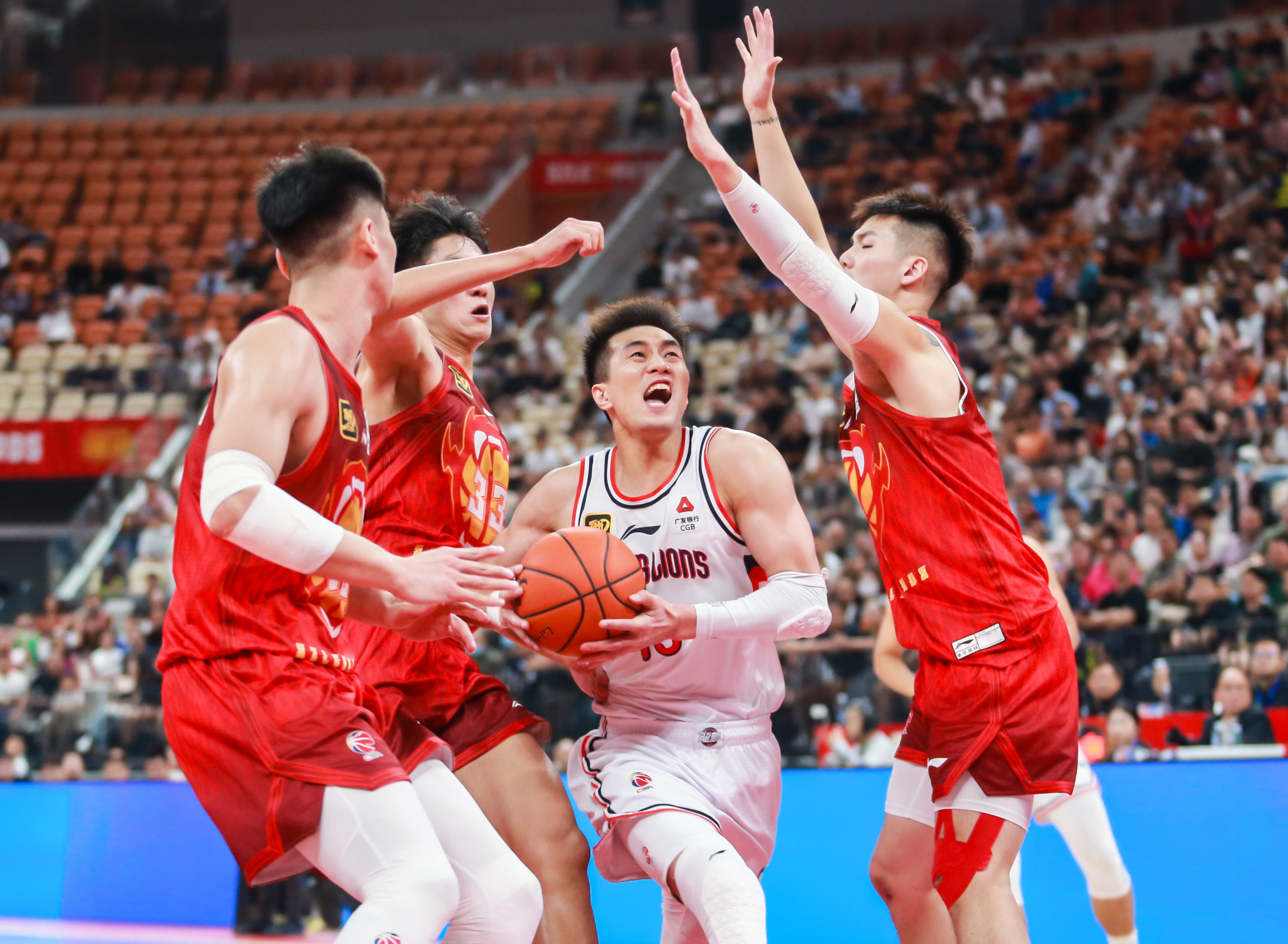 体育赛事中热门球队实力强劲，赛场呈现激烈角逐的简单介绍