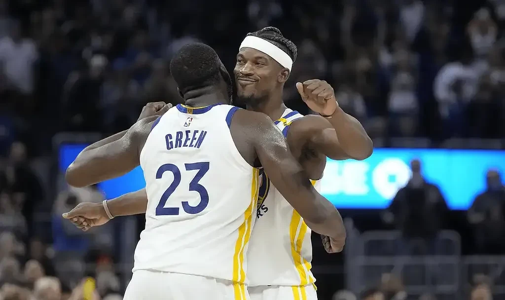 勇士小前锋砍下三双，助球队赢球(勇士小前锋砍下三双,助球队赢球怎么办)